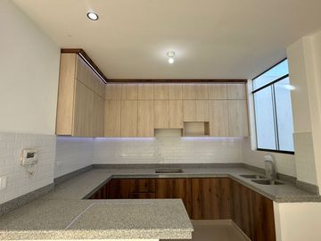 LINDA  CASA DE ESTRENO EN VENTA EN URB.ALAMEDA COUNTRY CLUB CASTILLA