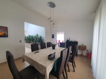 Casa en venta con terreno amplio y otra propiedad en Querétaro