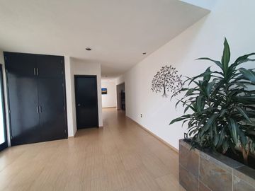 Casa en venta con terreno amplio y otra propiedad en Querétaro