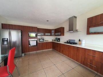Casa en venta con terreno amplio y otra propiedad en Querétaro