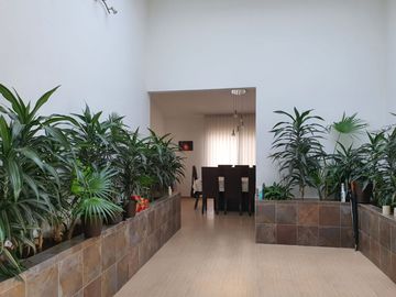 Casa en venta con terreno amplio y otra propiedad en Querétaro