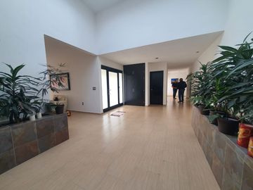 Casa en venta con terreno amplio y otra propiedad en Querétaro