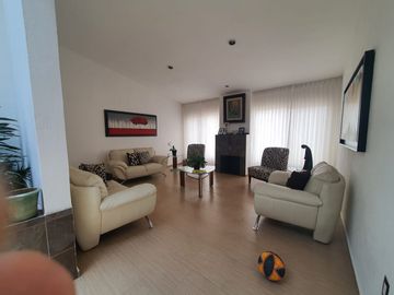 Casa en venta con terreno amplio y otra propiedad en Querétaro