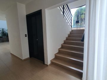 Casa en venta con terreno amplio y otra propiedad en Querétaro