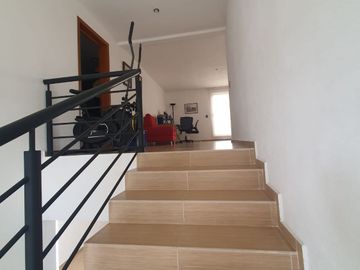 Casa en venta con terreno amplio y otra propiedad en Querétaro
