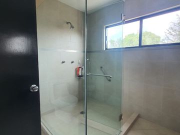 Casa en venta con terreno amplio y otra propiedad en Querétaro