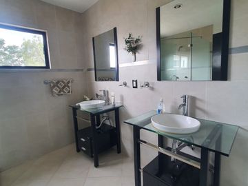 Casa en venta con terreno amplio y otra propiedad en Querétaro