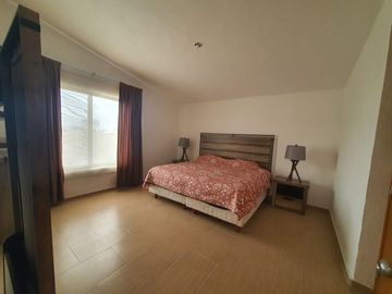 Casa en venta con terreno amplio y otra propiedad en Querétaro