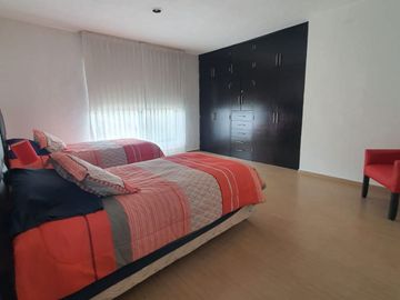 Casa en venta con terreno amplio y otra propiedad en Querétaro