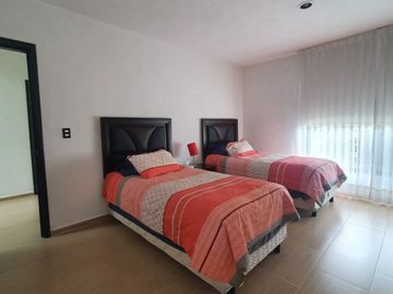 Casa en venta con terreno amplio y otra propiedad en Querétaro