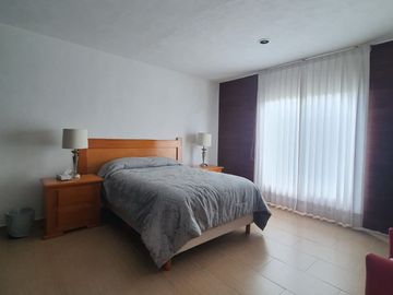 Casa en venta con terreno amplio y otra propiedad en Querétaro