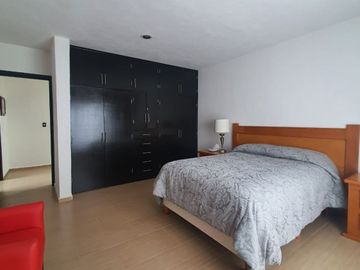 Casa en venta con terreno amplio y otra propiedad en Querétaro
