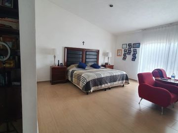 Casa en venta con terreno amplio y otra propiedad en Querétaro