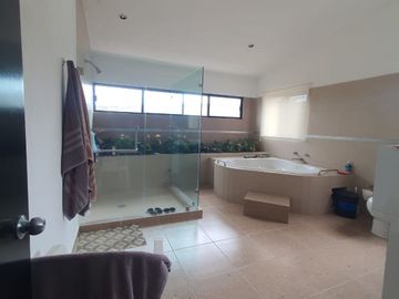 Casa en venta con terreno amplio y otra propiedad en Querétaro