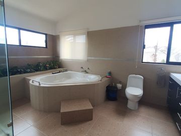 Casa en venta con terreno amplio y otra propiedad en Querétaro