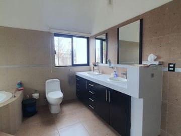Casa en venta con terreno amplio y otra propiedad en Querétaro