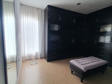 Casa en venta con terreno amplio y otra propiedad en Querétaro