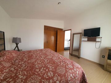 Casa en venta con terreno amplio y otra propiedad en Querétaro