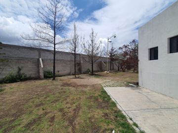 Casa en venta con terreno amplio y otra propiedad en Querétaro