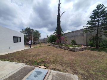 Casa en venta con terreno amplio y otra propiedad en Querétaro
