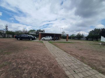 Casa en venta con terreno amplio y otra propiedad en Querétaro