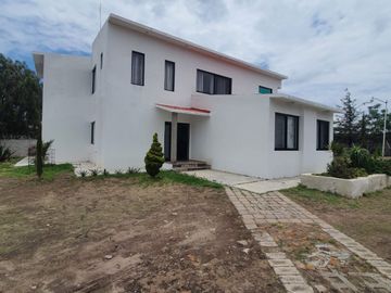 Casa en venta con terreno amplio y otra propiedad en Querétaro