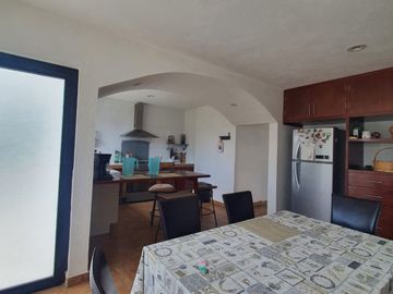 Casa en venta con terreno amplio y otra propiedad en Querétaro