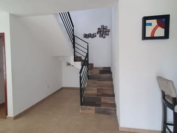 Casa en venta con terreno amplio y otra propiedad en Querétaro