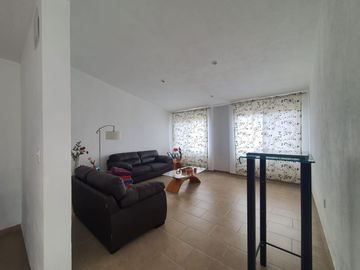 Casa en venta con terreno amplio y otra propiedad en Querétaro