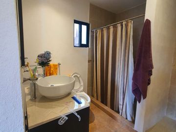 Casa en venta con terreno amplio y otra propiedad en Querétaro
