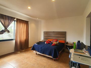 Casa en venta con terreno amplio y otra propiedad en Querétaro