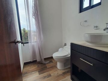 Casa en venta con terreno amplio y otra propiedad en Querétaro