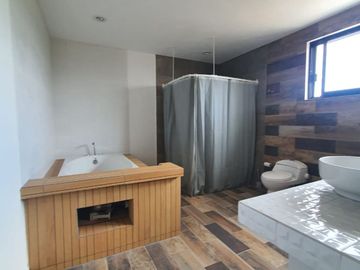 Casa en venta con terreno amplio y otra propiedad en Querétaro