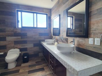 Casa en venta con terreno amplio y otra propiedad en Querétaro