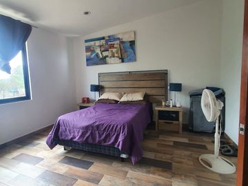 Casa en venta con terreno amplio y otra propiedad en Querétaro
