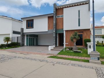 venta de Casa con carril de nado techado y jardín en la Vista country club, Puebla - gran oportunidad