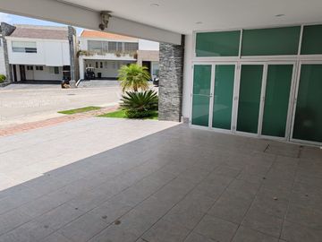venta de Casa con carril de nado techado y jardín en la Vista country club, Puebla - gran oportunidad