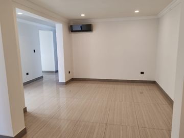 venta de Casa con carril de nado techado y jardín en la Vista country club, Puebla - gran oportunidad