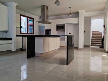 venta de Casa con carril de nado techado y jardín en la Vista country club, Puebla - gran oportunidad