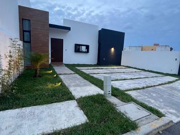 Venta Casa de 1 nivel lado sombra, 2 recamaras con baño, bi cochera, Playas del Conchal, Alvarado