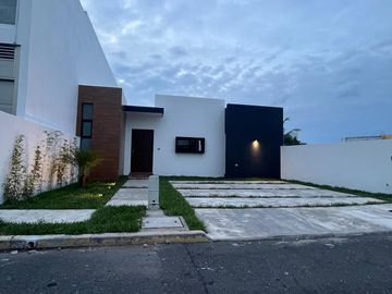 Venta Casa de 1 nivel lado sombra, 2 recamaras con baño, bi cochera, Playas del Conchal, Alvarado