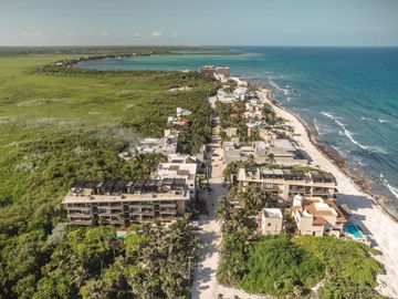 Departamento con alberca privada, acceso al mar, c;ub de playa, en venta, Tankah, Tulum.