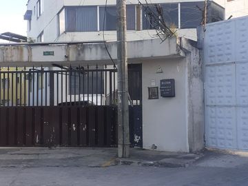 VENDO PENT-HAUSE, 78m2, terraza amplia, 2 hab, parqueadero, seguridad.