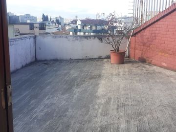 VENDO PENT-HAUSE, 78m2, terraza amplia, 2 hab, parqueadero, seguridad.