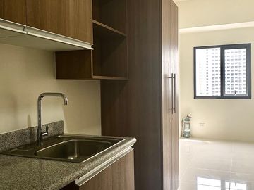 PERFECT LOCATION CONDO UNIT NEAR DE LA SALLE MANILA!