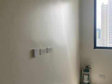 PERFECT LOCATION CONDO UNIT NEAR DE LA SALLE MANILA!