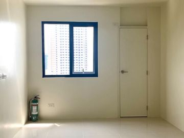 PERFECT LOCATION CONDO UNIT NEAR DE LA SALLE MANILA!