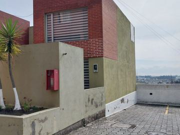 Casa amoblada en venta, sector Carcelén, 3 dormitorios, 2 estacionamientos, patio y BBQ