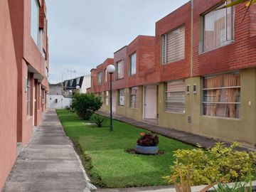 Casa amoblada en venta, sector Carcelén, 3 dormitorios, 2 estacionamientos, patio y BBQ