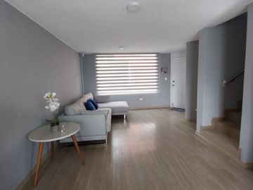 Casa amoblada en venta, sector Carcelén, 3 dormitorios, 2 estacionamientos, patio y BBQ